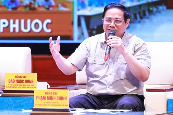 Thủ tướng Phạm Minh Chính đối thoại với công nhân sáng 12-6