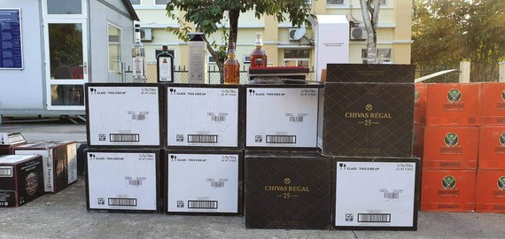Hàng trăm chai rượu ngoại không rõ ngồn gốc bị ngành chức năng bắt giữ