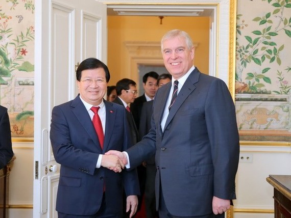  Deputy Prime Minister Trinh Dinh Dung (L) and the Duke of York Prince Andrew (Photo: baochinhphu.vn)