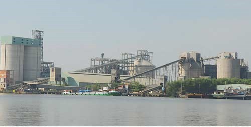 A riverside cement plant in Hiep Phuoc Industrial Park, HCMC (Photo: SGGP)