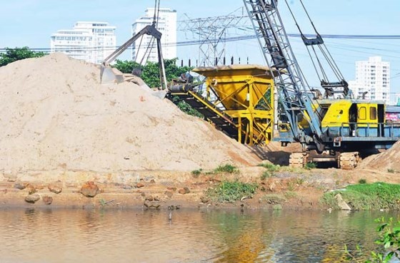 Traffic projects have been behind schedule because of construction sand shortage and price rocketing (Photo: SGGP)