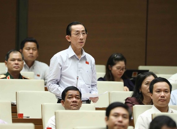 NA deputy Tran Hoang Ngan of HCM City raises his voice about public debt during the 3rd seating of the current 14th National Assembly on Friday. (Photo: VNA/VNS)