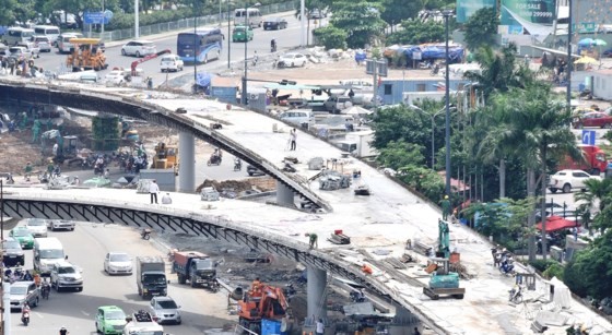 The construction site of a flyover in front of Tan Son Nhat International Airport (Photo: SGGP)