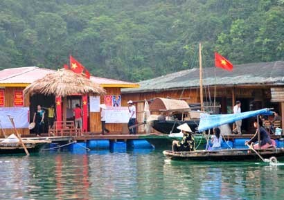 Boats carry visitors to Vung Vieng floating fishing village in Quang Ninh Province. The village is promoting responsible tourism with fish farms and tours friendly to environment. (Photo: baoquangninh.com.vn)