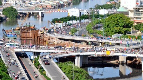 ​Two new braches of Nguyen Van Cu bridge were opened to traffic in HCMC on June 29 (Photo: SGGP)