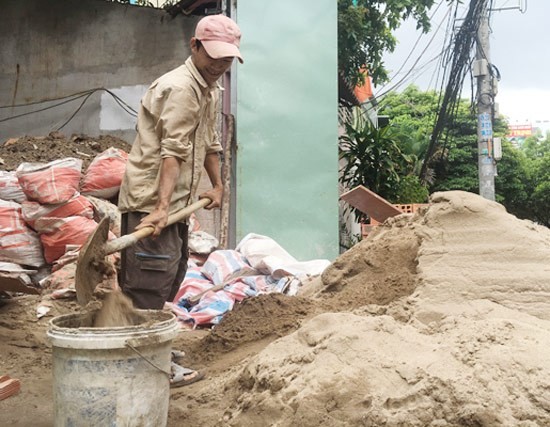 Sand price has highly increased raising difficulties for construction firms and residents in HCMC (Photo: SGGP)
