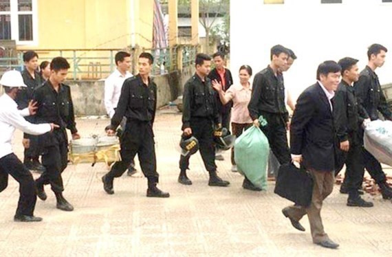 19 officials set free by residents in Dong Tam commune after chairman of the Hanoi People’s Committee Nguyen Duc Chung holds dialogue with them in April (Photo: SGGP)