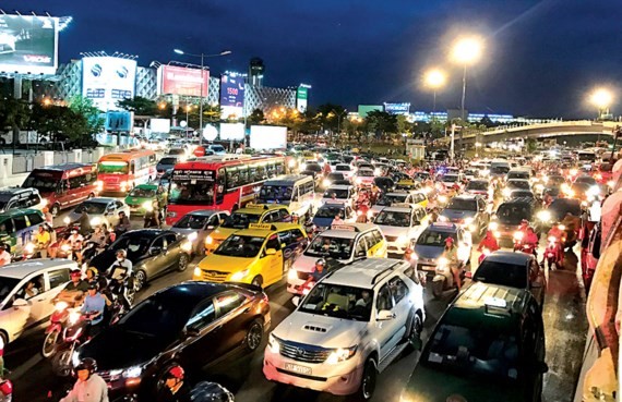 Traffic jam in Truong Son-Hong Ha street, Tan Binh district, HCMC (Photo: SGGP)