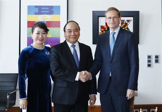 Prime Minister Nguyen Xuan Phuc (centre) and his wife meet Berlin’s Mayor Michael Muller in Berlin on Thursday. (Photo: VNA/VNS)