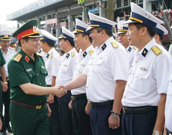 General Ngo Xuan Lich visits officials and soldiers at Saigon Newport Corporation (Photo: SGGP)