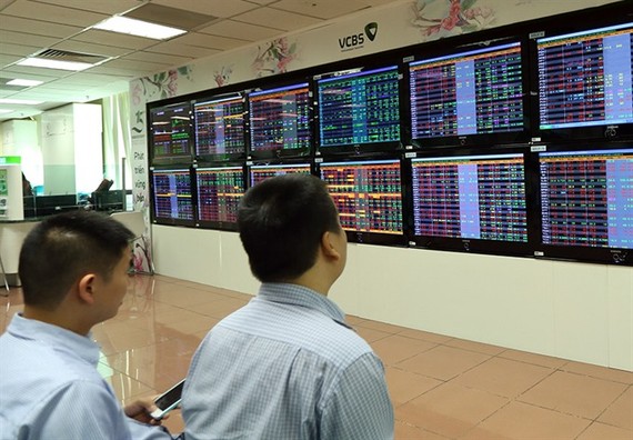Investors at Vietcombank Securities Company. (Photo: VNA/VNS)