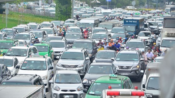 Badly traffic jam occurred in streets leading to Tan Son Nhat International Airport this morning July 20 (Photo: SGGP)