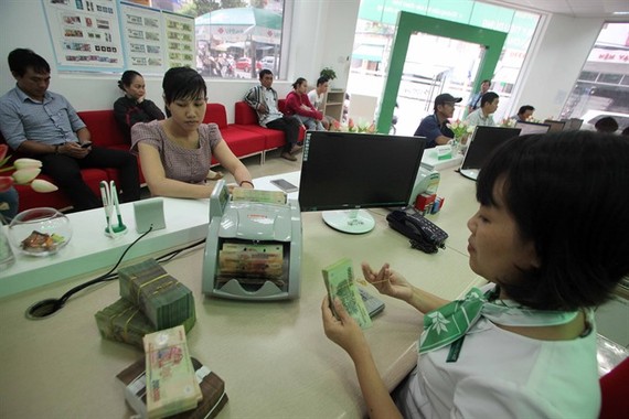 Customers make borrowings at a VPBank’s office in Khanh Hoa Province. (Photo: VNA/VNS)