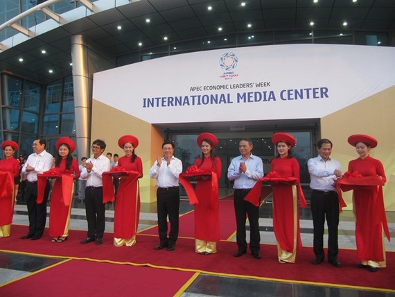 Deputy Prime Minister Pham Binh Minh (centre) and members of the National Asia-Pacific Economic Co-operation (APEC) Committee inaugurate the International Media Centre in Da Nang yesterday. (Photo: VNS)