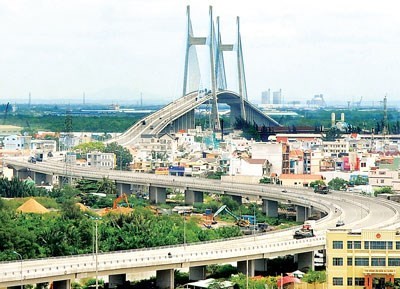 The approach road to Phu My bridge has been invested under BT form in HCMC (Photo: SGGP)