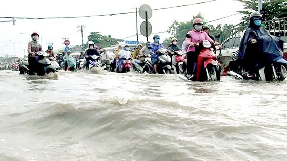 A street is flooded after a heavy rain in HCMC (Photo: SGGP)