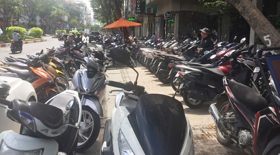 Lot of pavements have been encroached to make parking lots in HCMC (Photo: SGGP)