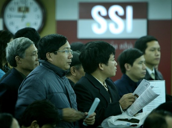 Photo shows investors during a trading session at Saigon Securities Inc’s office in Hanoi (Photo: VNS)