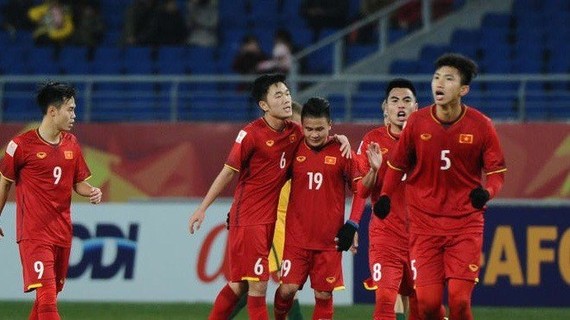 Vietnamese players celebrate their goal during the AFC U23 Championship match against Iraq on January 20. Vietnam win 5-3 in penalty shootout (Photo VNA)