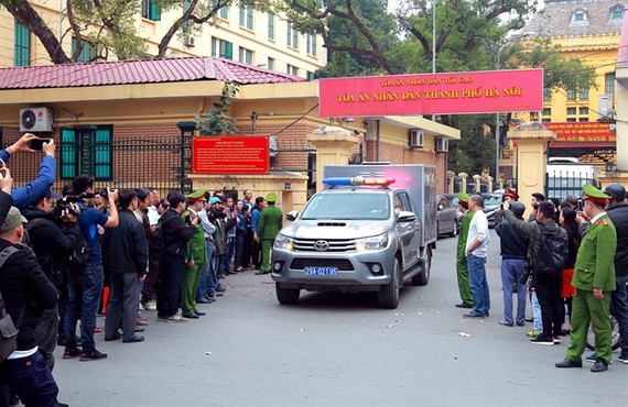 The police escorted the convicted out of the Hanoi People’s Court after the trial looking into wrongdoings at the State-owned oil group PetroVietnam ended on January 28. (Photo: VNA/VNS)