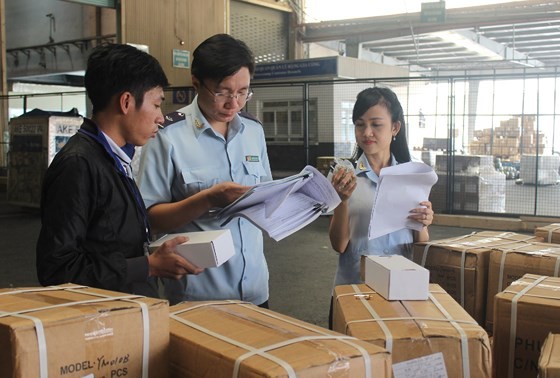 Customs officials examine a consignment of goods at a seaport in HCMC (Illustrative photo: SGGP)