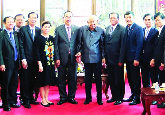 HCMC Party Chief Nguyen Thien Nhan and members of the high ranking delegation from HCMC pose for a picture with former Lao president Khamtay Siphandon during a working visit to Laos on January 26 (Photo: SGGP)