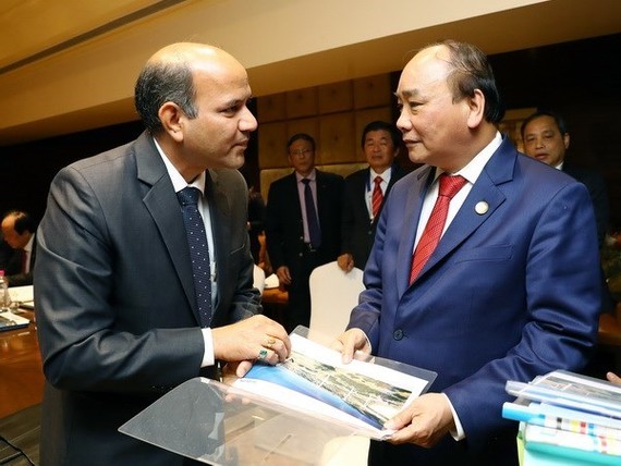 Prime Minister Nguyen Xuan Phuc (R) and Ishwar Mangal of Suzlon (Source: VNA)