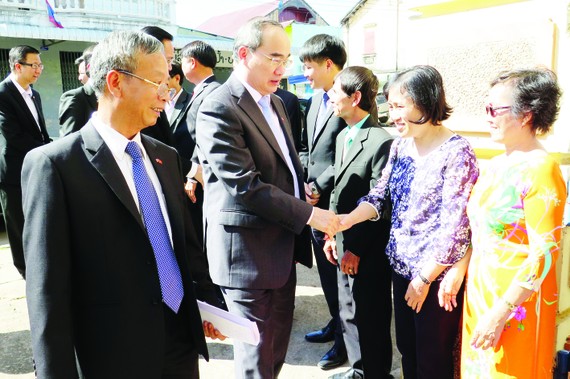 HCMC Party Chief Nguyen Thien Nhan visits Vietnamese Association in Savannakhet province, Laos (Photo: SGGP)