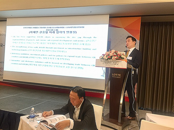Heo Yoon, a professor from Sogang University Graduate School of International Studies and President of the Korean Association of Trade and Industry Studies, addresses the seminar on November 16. (Photo: VNA)
