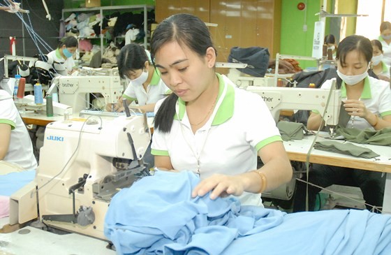 Workers at Phuong Dong garment firm (Photo: SGGP)