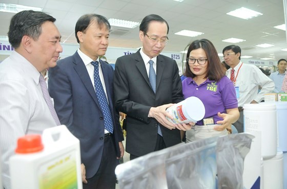 Standing deputy chairman of HCMC People’s Committee Le Thanh Liem sees products sold at the goods supply, demand connectivity conference 2018 in Ben Tre province on November 22 (Photo: SGGP)
