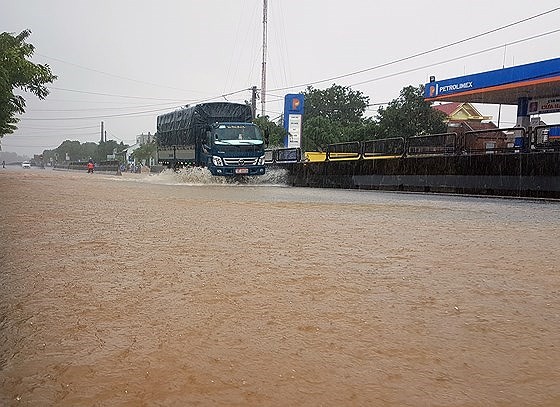 National Highway 1A  was under floodwater in Tuy An district, Phu Yen province on November 26 (Photo: SGGP)