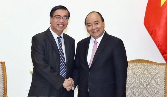 Prime Minister Nguyen Xuan Phuc (R) and Ambassador Nguyen Phu Binh (Source: VNA)