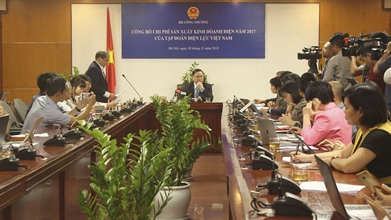 The press conference at the headquarters of the Ministry of Industry and Trade in 2017 to announce EVN expenditure and profit in 2017