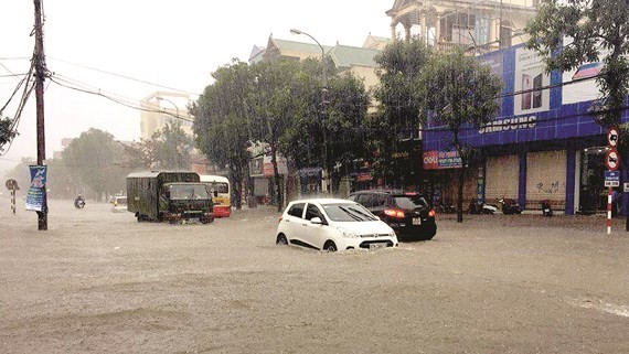 Heavy rain badly submerges many roads in Vinh city, Nghe An province