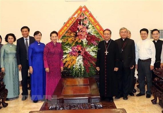 National Assembly Chairwoman Nguyen Thi Kim Ngan (left, in pink) visits Ho Chi Minh City Archdiocese. (Photo: VNA)