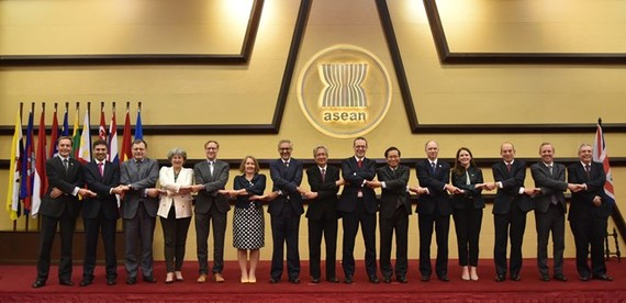 A photo of UK diplomats and ASEAN representatives (Photo: asean.org)