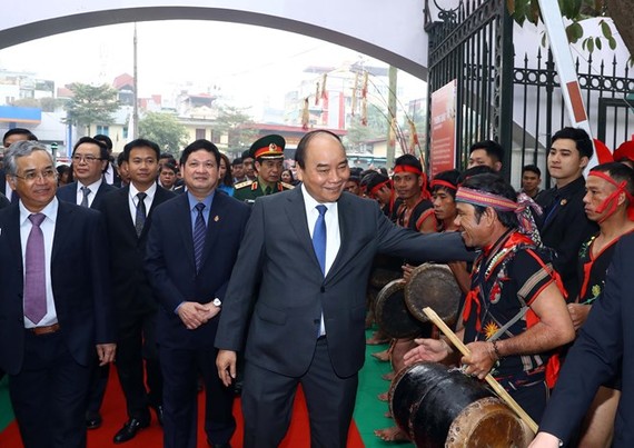 Prime Minister Nguyen Xuan Phuc greets artisans at the opening ceremony of the exhibition on January 20 (Photo: VNA)