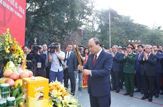 Prime Minister Nguyen Xuan Phuc offers incense at the event (Photo: VNA)