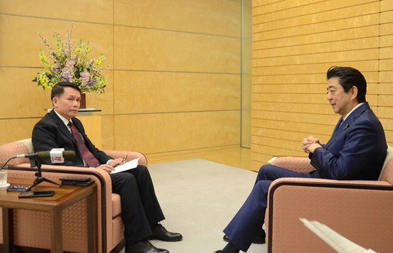 Japanese Prime Minister Shinzo Abe (R) grants an exclusive interview to General Director of the Vietnam News Agency (VNA) Nguyen Duc Loi who is paying a working visit to Japan (Photo: VNA)