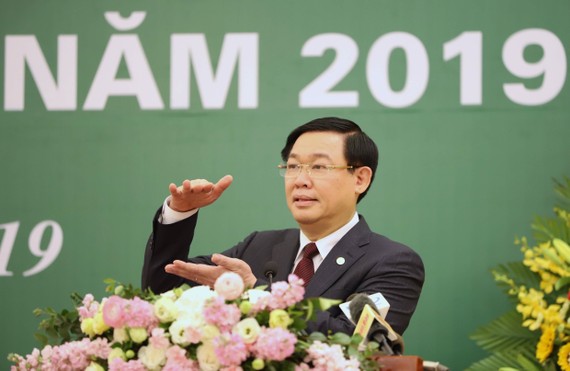 Deputy Prime Minister Vuong Dinh Hue speaks at the meeting of the State Securities Commission of Vietnam in Hanoi on February 22 (Photo: VGP)