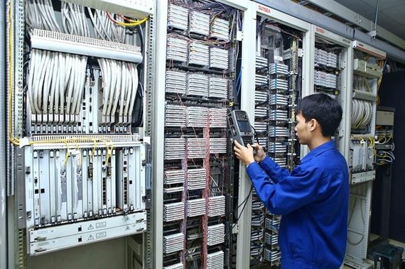 A technician checks telecoms equipment at the Telecommunication Center of Vietnam Posts and Telecommunications Group (VNPT) in the northern province of Lai Chau. (Photo: VNA/VNS) 