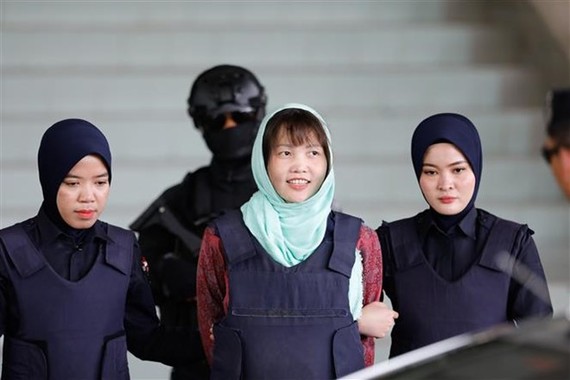 Doan Thi Huong (centre) was escorted to leave Malaysia’s Shah Alam High Court on April 1 (Photo: Xinhua/VNA)