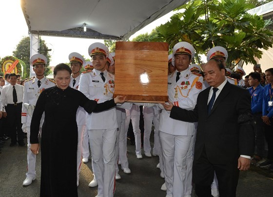Prime Minister Nguyen Xuan Phuc and Chairwoman of the National Assembly Nguyen Thi Kim Ngan send former President Le Duc Anh to the final resting place (Photo: SGGP)