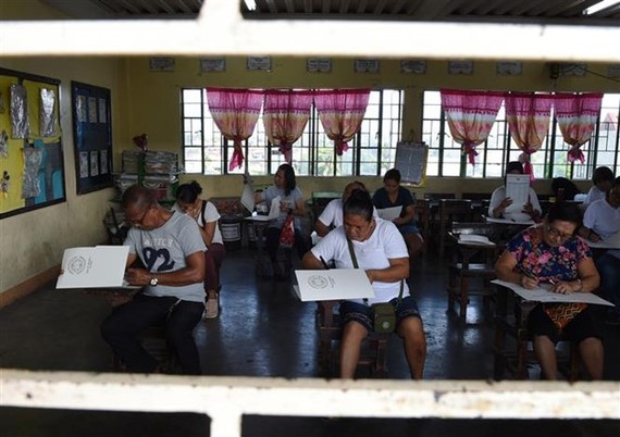 Philippine citizens cast their ballots at a polling station in Manila (Source: AFP/VNA) 