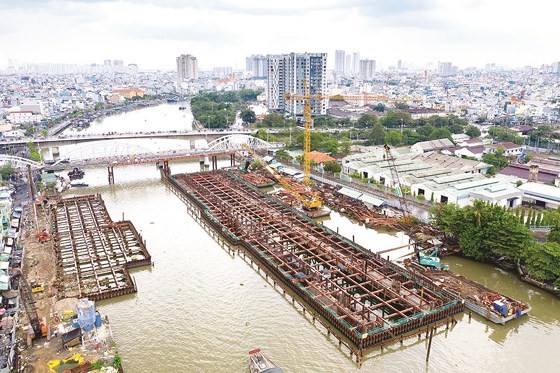 The construction site of an item to prevent tidal water from the Saigon river from entering Te, Doi, Tau Hu and Ben Nghe canals (Photo: SGGP)