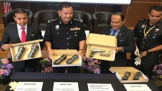 Malaysian Inspector-General of Police Abdul Hamid Bador (second from left) shows the items seized during anti-terrorism raids. (Photo: Bernama)