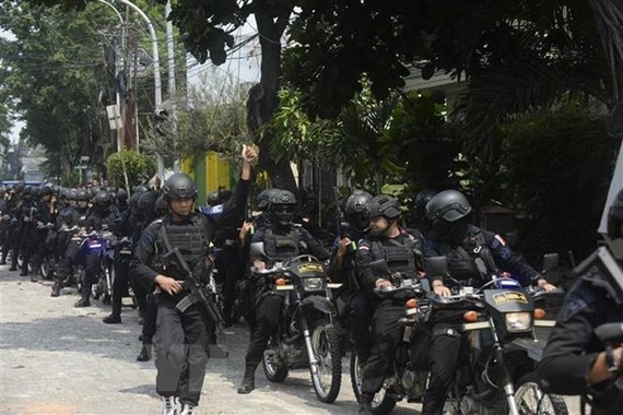 Indonesian police patrol Jakarta in May 22 (Photo: Xinhua/VNA)