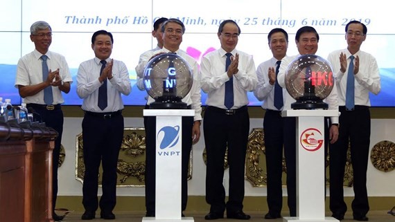 The e-cabinet meeting system and a smart reminder application were kicked off in HCMC on June 25. (Photo: VNA)