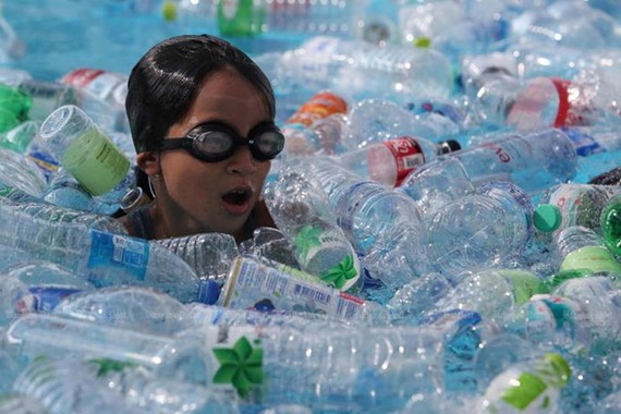 A school in Bangkok has students swim among plastic bottles to create awareness of plastic waste in oceans (Photo: bangkokpost.com)